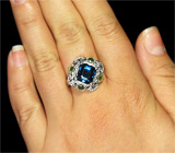 Кольцо с синим топазом и зелеными сапфирами Серебро 925