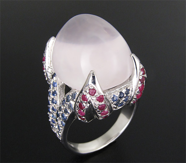 Кольцо с высоким кабошоном розового кварца и сапфирами