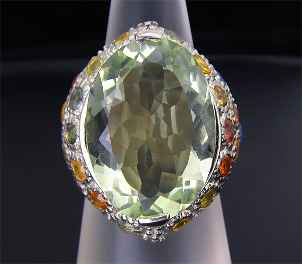 Крупное кольцо с зеленым аметистом и разноцветными сапфирами