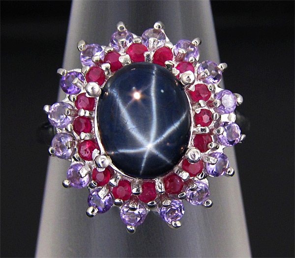 Кольцо со звездчатым, пурпурными сапфирами и аметистами