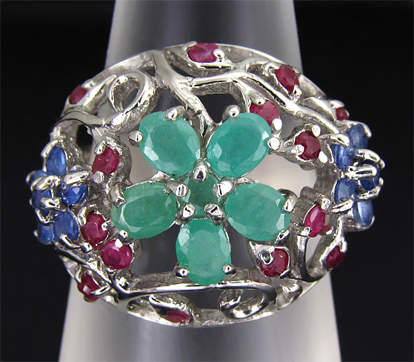 Ажурное кольцо с изумрудами и сапфирами