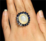 Кольцо с молочным опалом и насыщенно-синими сапфирами Серебро 925