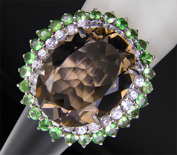 Крупное кольцо с дымчатым топазом, бесцветными цирконами и цаворитами