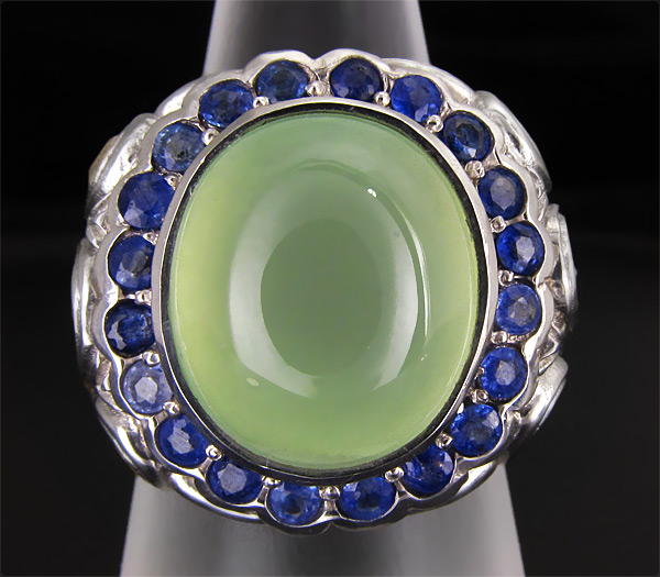 Массивное кольцо с яблочным пренитом и сапфирами