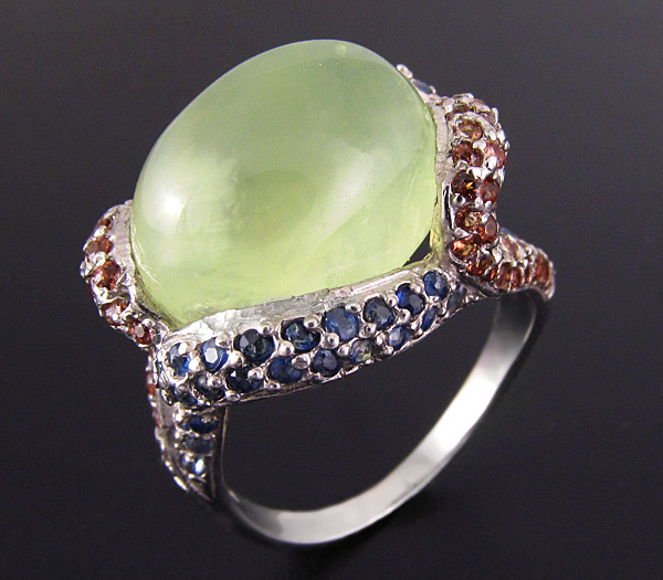 Оригинальное кольцо с пренитом, гранатами и сапфирами