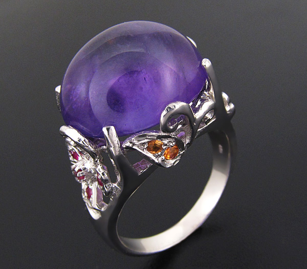 Кольцо с кабошоном сливового аметиста и сапфирами