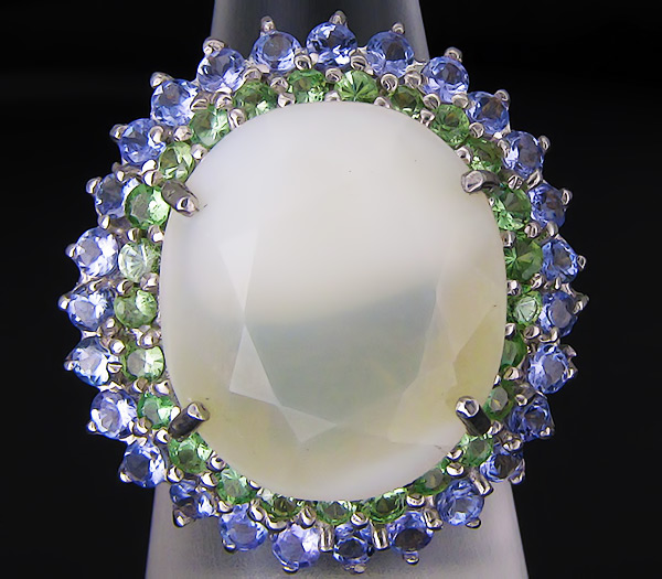 Кольцо с молочным опалом, цаворитами и танзанитами