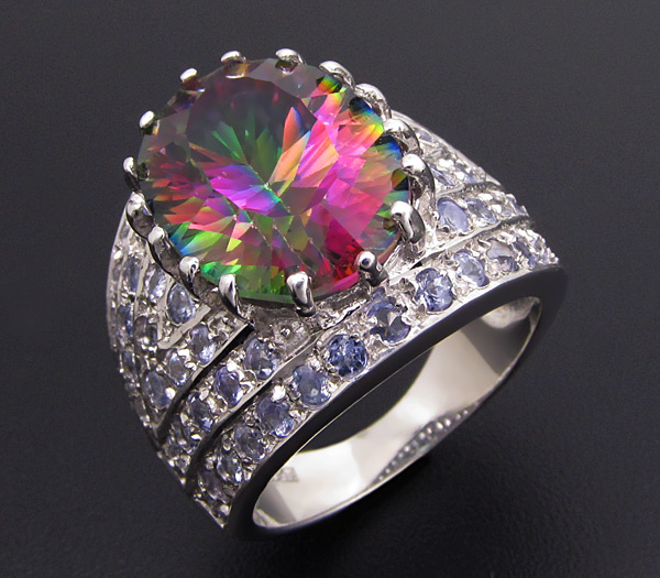 Широкое кольцо с мистик-топазом и танзанитами