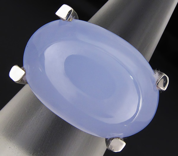 Высокое кольцо с лавандовым халцедоном, аметистами и изумрудами