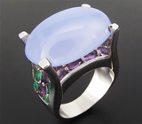 Высокое кольцо с лавандовым халцедоном, аметистами и изумрудами Серебро 925