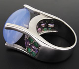 Высокое кольцо с лавандовым халцедоном, аметистами и изумрудами Серебро 925