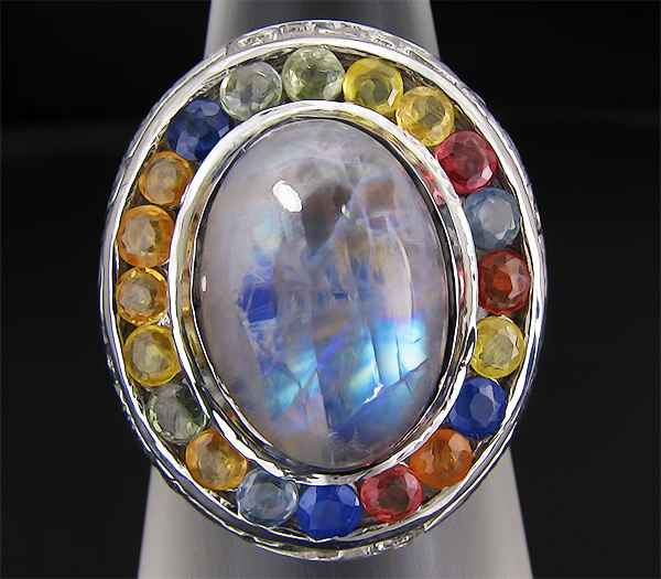Праздничное кольцо с лунным камнем и разноцветными сапфирами