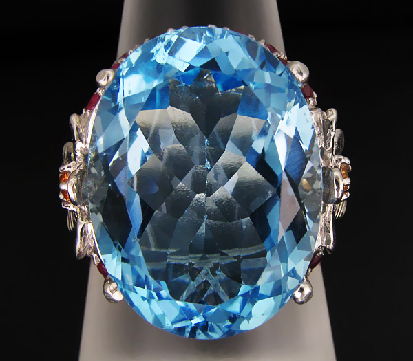 Замечательное кольцо с топазом и сапфирами