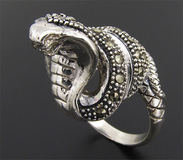 Скульптурное кольцо "Кобра" с марказитами