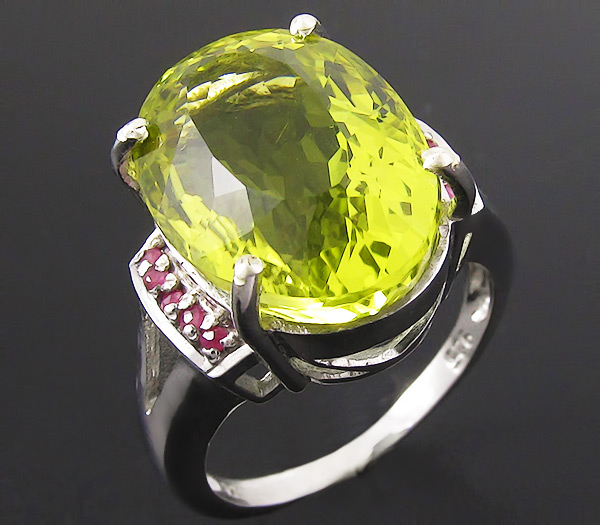 Кольцо с цитрином оттенка "зеленое золото" и сапфирами