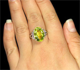 Кольцо с цитрином оттенка "зеленое золото" и сапфирами Серебро 925