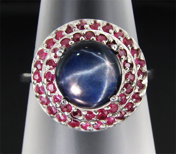 Эффектное кольцо со звездчатым и пурпурными сапфирами