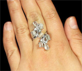 Оригинальное кольцо с лунным камнем и зелеными сапфирами Серебро 925