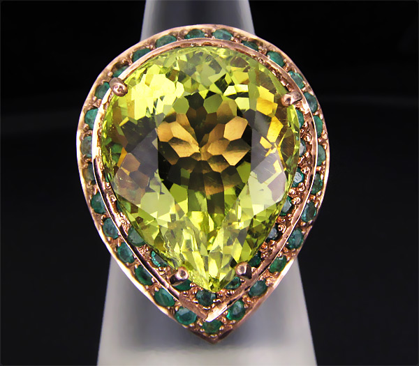 Высокое кольцо с лимонным цитрином и изумрудами