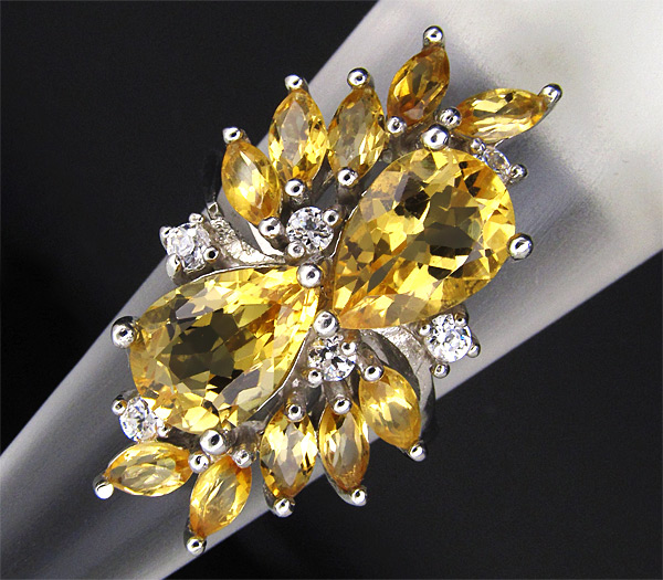 Превосходное кольцо с золотистыми цитринами