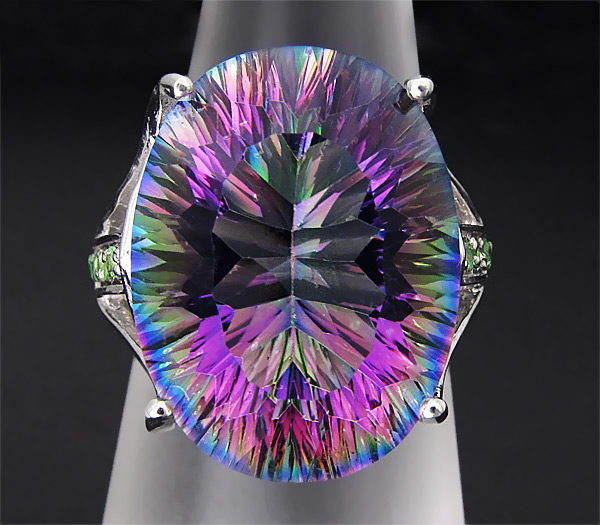 Кольцо с крупным мистическим топазом и цаворитами