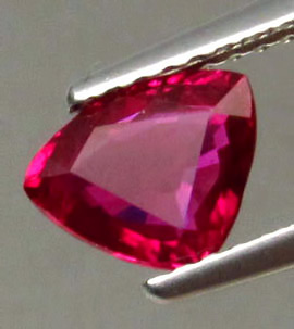 Пурпурно-розовый сапфир (рубин) 1,04 карат