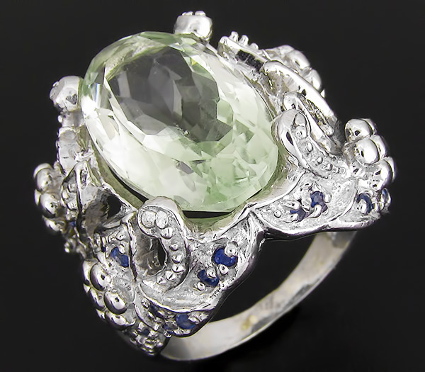 Крупное кольцо с зеленым аметистом и сапфирами