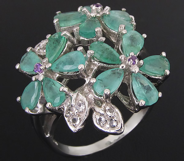Кольцо с цветками изумрудов, аметистами и топазами
