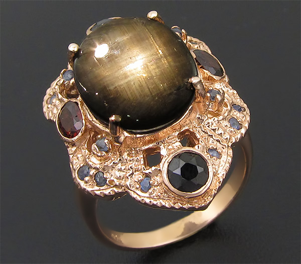 Кольцо со звездчатым, синими сапфирами, гранатами и шпинелями