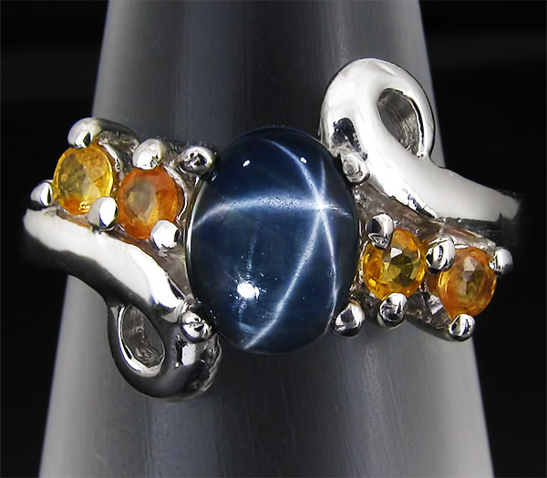 Элегантное кольцо со звездчатым и золотистыми сапфирами