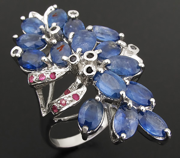 Великолепное кольцо с сапфирами