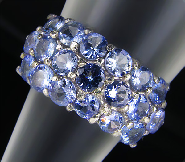 Стильное кольцо с танзанитами