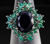 Кольцо с насыщенно-синим сапфиром, цаворитами и изумрудами Серебро 925