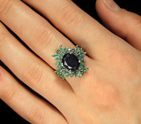 Кольцо с насыщенно-синим сапфиром, цаворитами и изумрудами Серебро 925