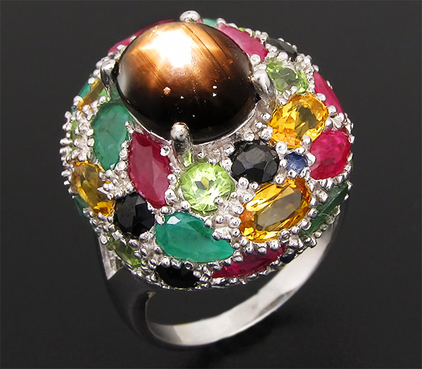 Великолепное кольцо со звездчатыми сапфиром и самоцветами