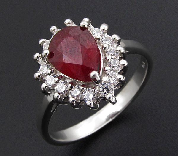 Изящное кольцо с рубином