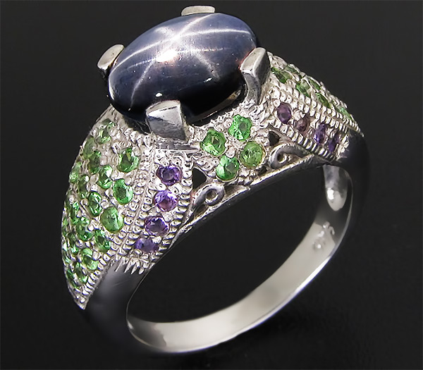 Кольцо со звездчатым сапфиром, аметистами и цаворитами