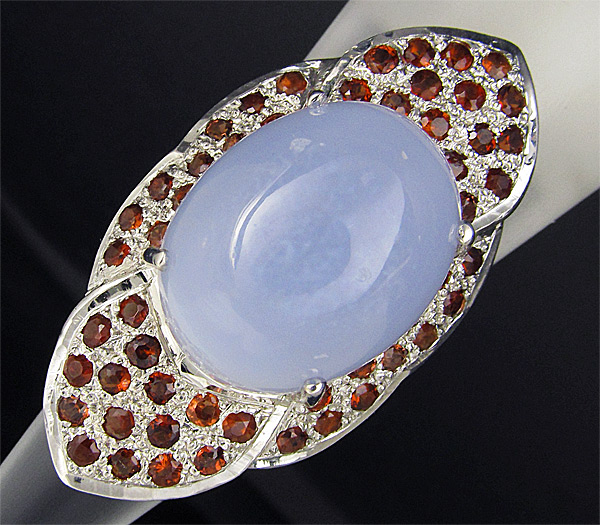 Крупное кольцо с лавандовым хацледоном и гранатами