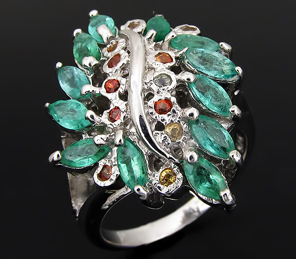 Эффектное кольцо с изумрудами и сапфирами