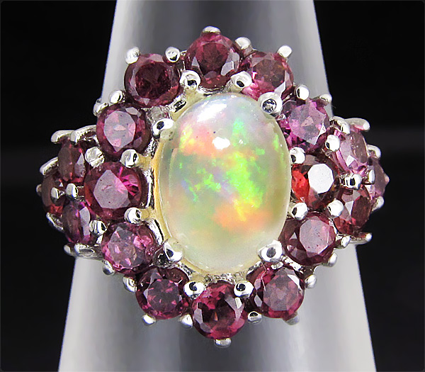 Кольцо с эфиопским опалом и родолитами