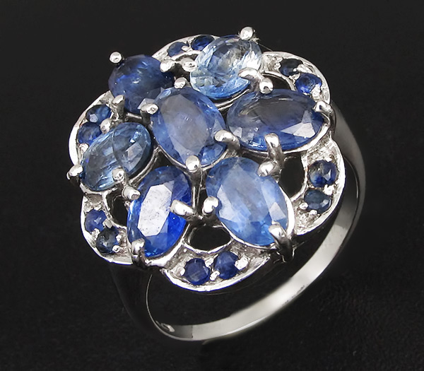 Замечательное кольцо с синими сапфирами