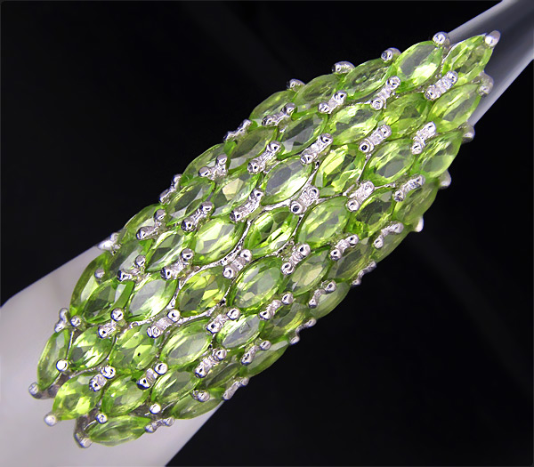 Превосходное крупное кольцо с перидотами