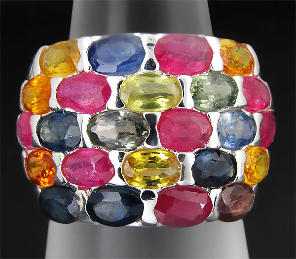 Широкое кольцо с разноцветными сапфирами