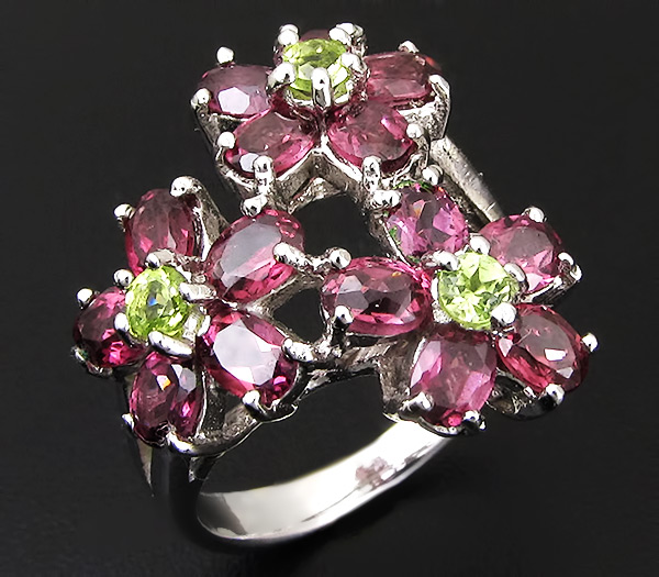 Прелестное кольцо с родолитами и перидотами