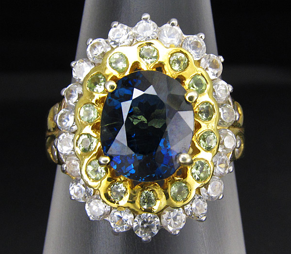 Замечательное кольцо с топазом, перидотами и бесцветными цирконами
