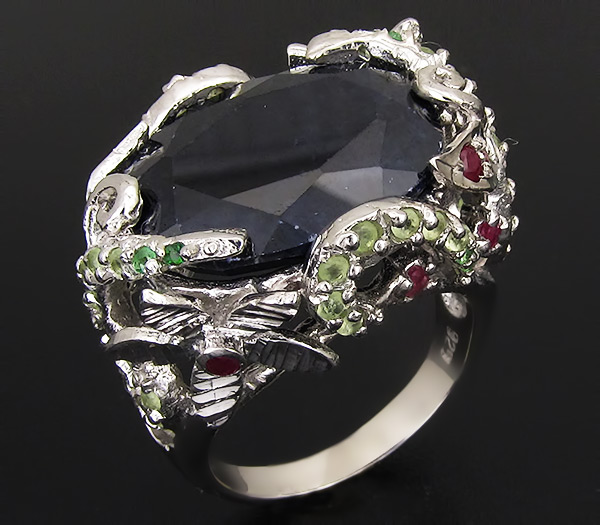 Крупное кольцо с темно-синим и пурпурными сапфирами, цаворитами и перидотами