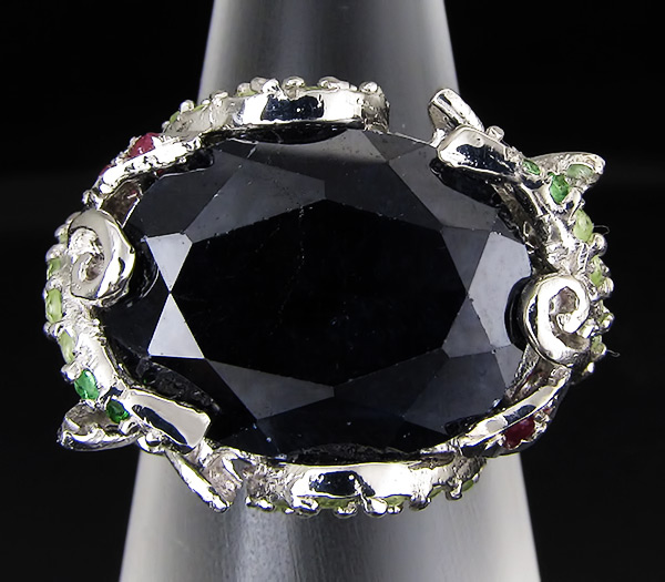 Крупное кольцо с темно-синим и пурпурными сапфирами, цаворитами и перидотами Серебро 925