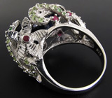 Крупное кольцо с темно-синим и пурпурными сапфирами, цаворитами и перидотами Серебро 925