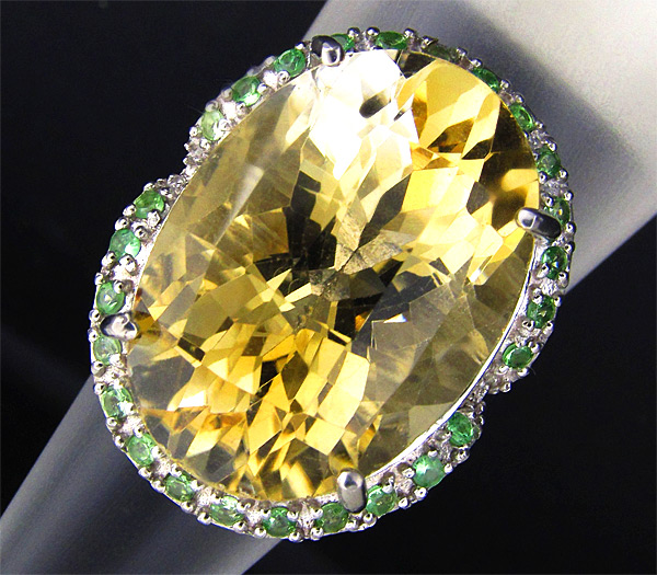 Яркое кольцо с цитрином и цаворитами