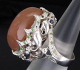 Массивное кольцо с солнечным камнем, цаворитами и сапфирами Серебро 925